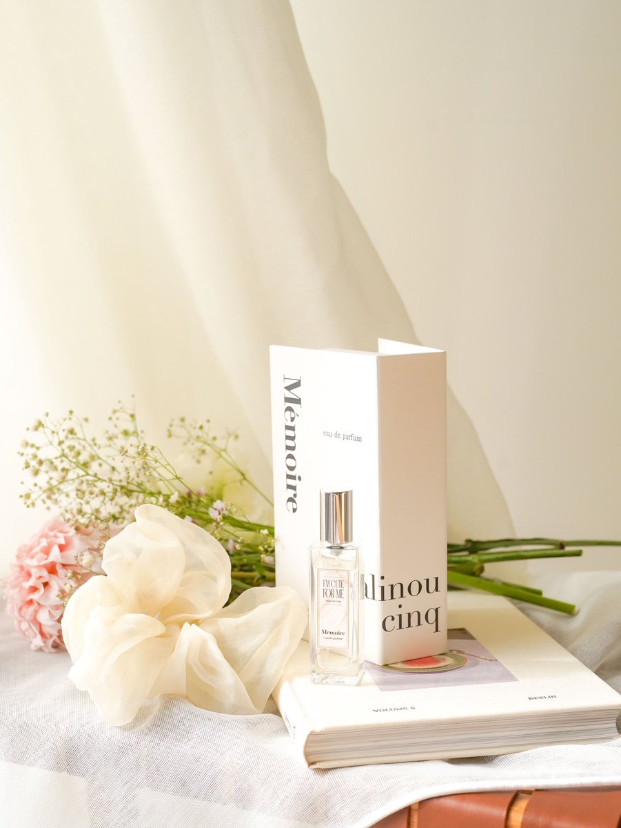 - Mémoire -

ブラックベリーのしっとりと甘い香り立ちから、ローズとピオニーのソフトなフローラルブーケが花開き、一度香ると人々の記憶に残る仕組み。

ラストはヴェチバーの温かみを帯びたムスクが優しく広がり、長く人々に愛される香りになっています。