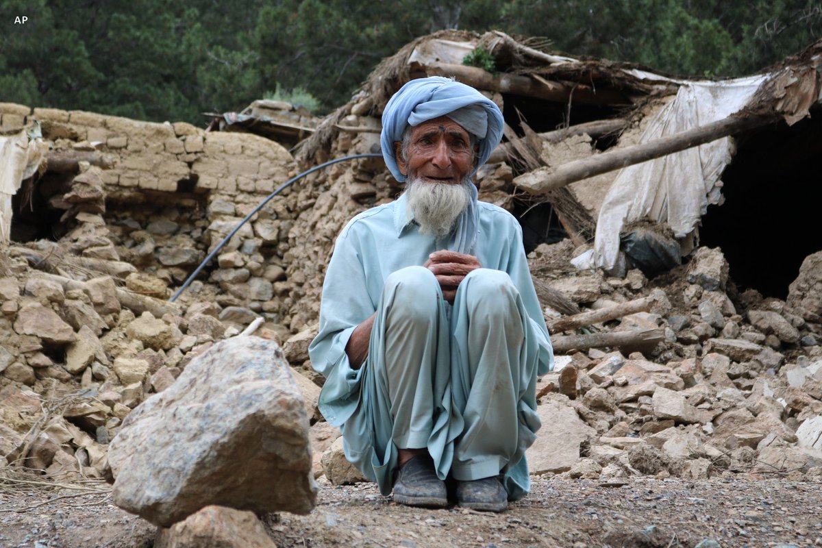 The painful face of an old man who lost everything in yesterday’s devastating earthquake. According to sources, more than 1000 people have lost their lives and over 1500 were wounded. #Paktika #Khost #earthquake