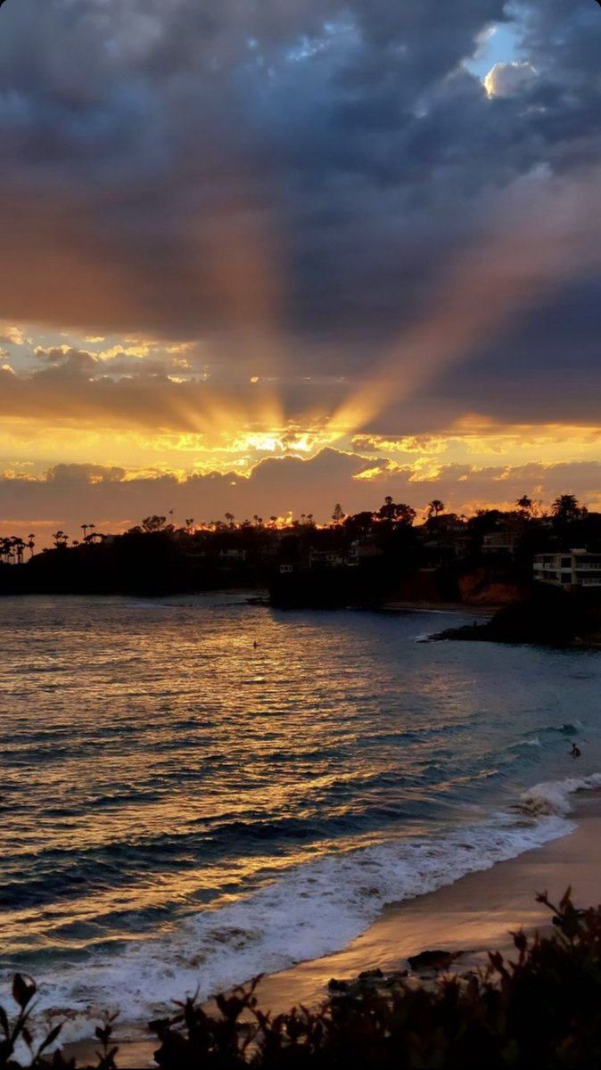 FrankSolis's tweet photo. Watch more sunsets and less Netflix…

#beachlife #sunsets #lagunabeach #beach #aftertheshower #sky #cali #calibeaches #westcoast https://t.co/gP1QpfVdge