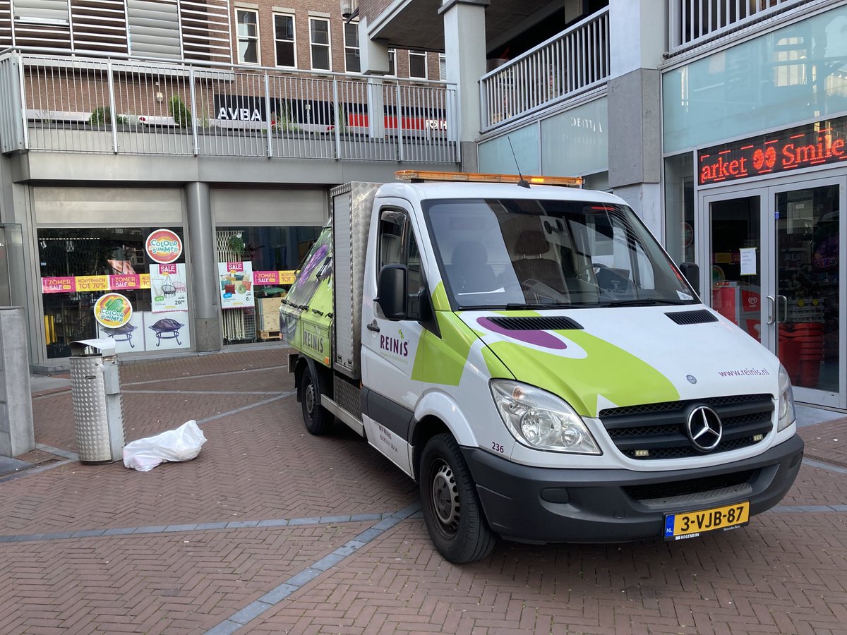 sjobo61's tweet photo. Respect voor de mensen van #Reinis die elke dag #Spijkenisse proberen schoon te houden. En altijd een vrolijke groet 🖖👌 https://t.co/yzRP8Ehf2r