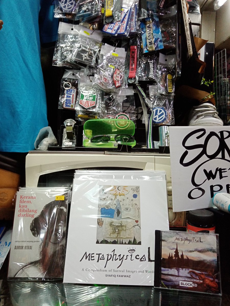 mfarezkarim's tweet photo. Naskhah #Keranafilemkaudibilangdarling dan #Metaphysical kini boleh didapati di kedai OneAin Bundle, aras 1 Kompleks Campbell.
Peminat bundle dan barangan vintaj sekalian, ayuh ke sana!
#campbellcomplex #komplekscampbell #rareandvintage #bundle #oneainbundlecampbell #bukukaukab https://t.co/gSNujQMhAy
