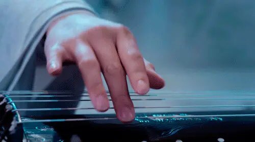 ㅤ
    ในอาศรมวิเวกยามนี้มีเจ้าของเรือนนั่งอยู่ แผ่นหลังในอาภรณ์สีขาวเหยียดตรง ดวงตาสีลูกแก้วหลุบลงมองฉินในมือ ปลายนิ้วเรียวดีดมันครั้งหนึ่ง เสียงติงตังสะท้อนตอบรับอย่างก้องกังวาล