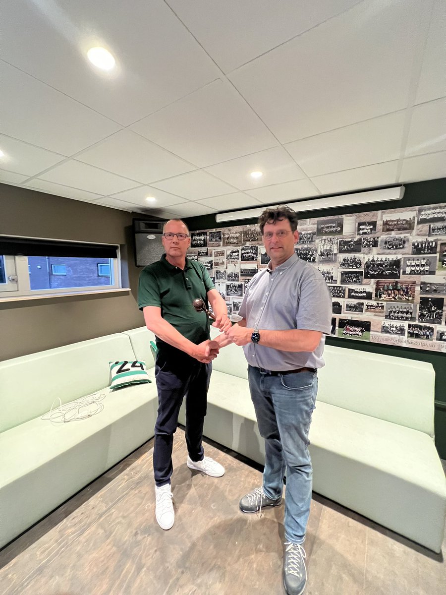 Peter Meerdink is verkozen tot nieuwe voorzitter van KVZ. 🎉

Tijdens de Algemene Ledenvergadering is Peter Meerdink benoemd tot de nieuwe voorzitter van KVZ. Ook ging de vergadering akkoord met de toetreding van Dinant, Alwin en Richard tot het bestuur. #kvzkorfbal #nieuwbestuur