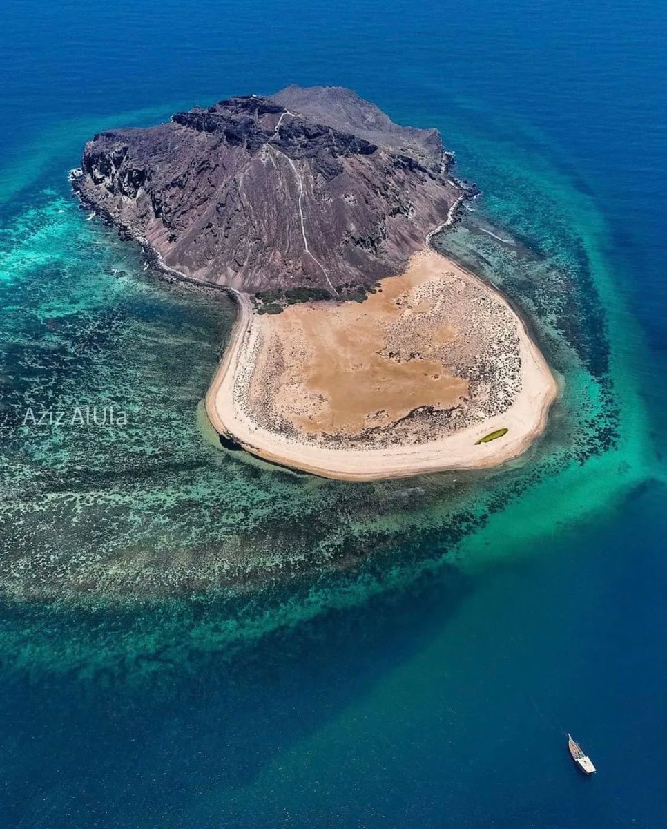RvThuwal's tweet photo. One interesting thing about the Red Sea is that it has 25 islands that are commonly well known for diving purposes, including Brothers Islands, Giftun Islands, Tiran Islands, Rocky Islands , Zabargad Islands, and Kadambel mountain island (the one in the photos) https://t.co/h2UfJEx4zi