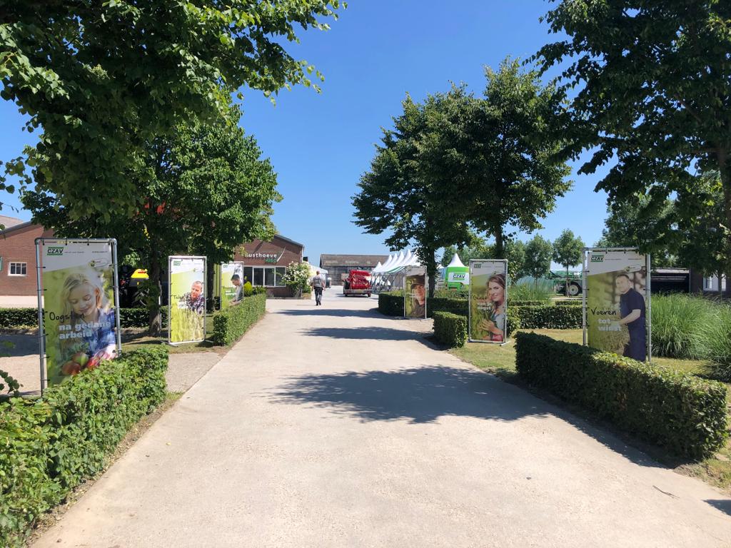 FarmPlusNL's tweet photo. Goedemorgen! Wij zijn er klaar voor✔️ Zien we jou vandaag ergens tussen 9 - 19 uur op de Open Dag van @CZAVvoorboeren en @Proefboerderij Rusthoeve?🖐️
#vanenvoorboeren #OpenDag #CZAV #Rusthoeve #rondgangen #kennis #proeven #kennissessie #licentieverlenging #OpenDag2022 https://t.co/gpZMeG3IIb