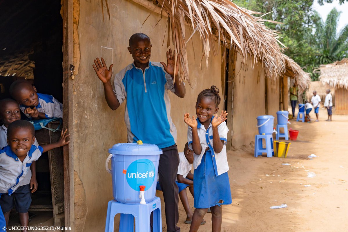 UNICEF_FR's tweet photo. Des mains toutes propres 👍🙌.

En RDC, l’UNICEF soutient la mise en place d'installations de lavage des mains dans les écoles pour aider les élèves à se protéger contre les maladies infectieuses, dont Ebola et la COVID-19.

#PourChaqueEnfant, des services d’assainissement. https://t.co/gPFvm06GI7
