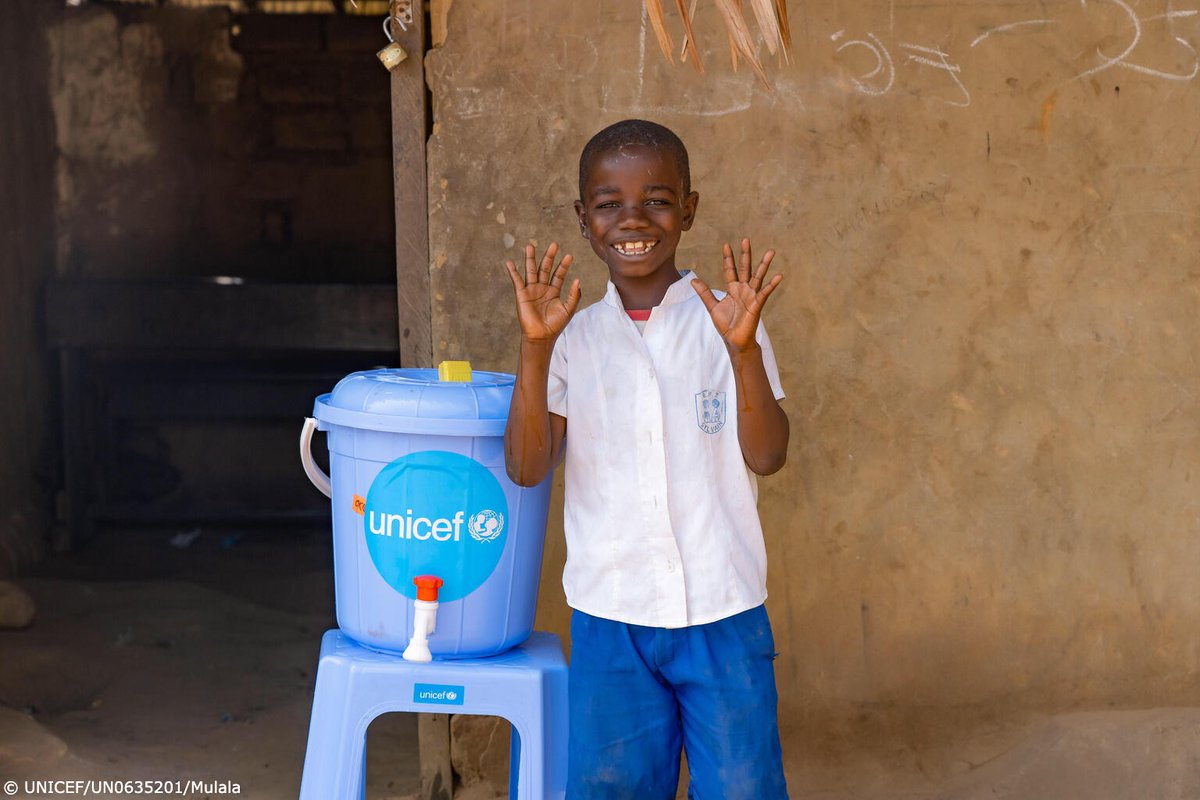 UNICEF_FR's tweet photo. Des mains toutes propres 👍🙌.

En RDC, l’UNICEF soutient la mise en place d'installations de lavage des mains dans les écoles pour aider les élèves à se protéger contre les maladies infectieuses, dont Ebola et la COVID-19.

#PourChaqueEnfant, des services d’assainissement. https://t.co/gPFvm06GI7