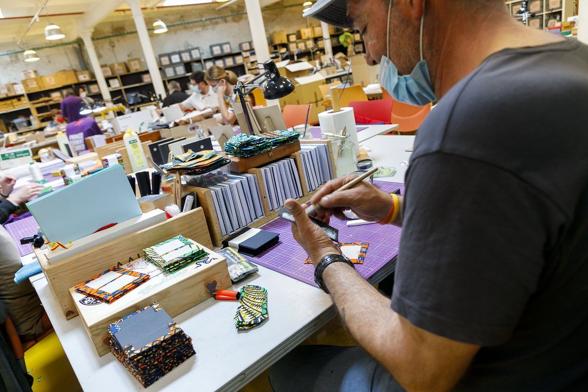 #VOLUNTARIAT Busquem persones amb coneixements d'enquadernació artesanal per participar al taller d'Arrels un dia a la setmana! ❤ Si vols col·laborar, contacta a vullfervoluntariat@arrelsfundacio.org. Moltes gràcies!