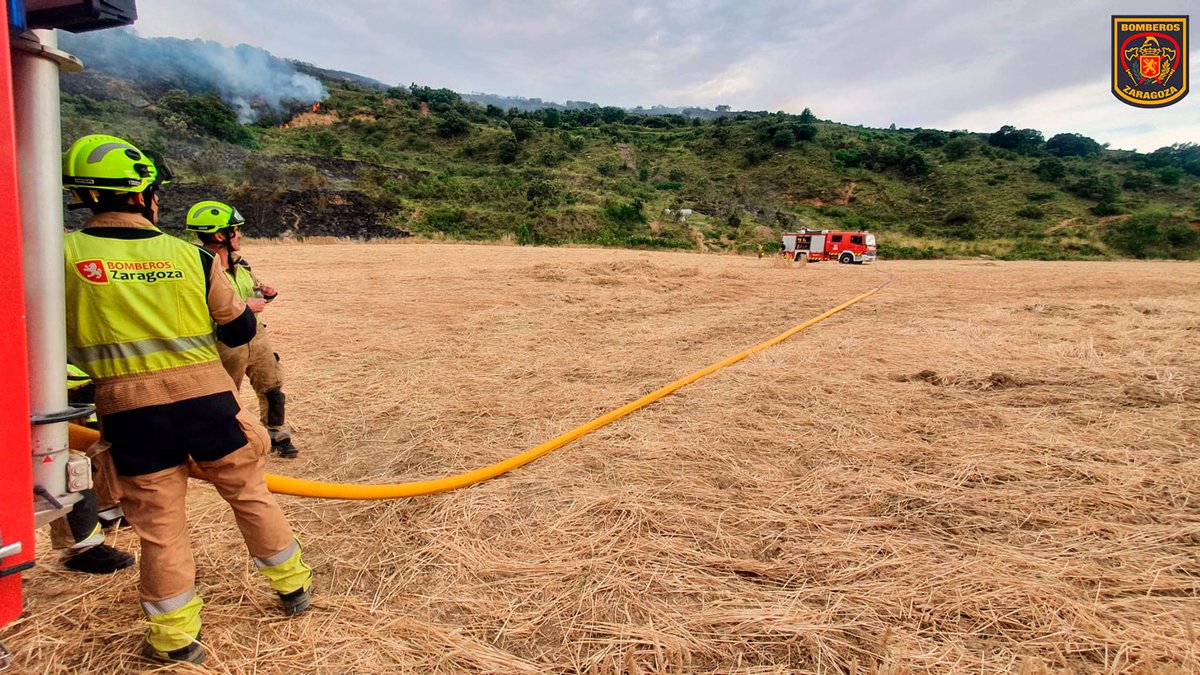 BomberosZGZ's tweet photo. #IIFFNavarra | Ayer retiramos los medios presentes en los incendios forestales de Navarra. 🔥
Estuvimos protegiendo las localidades de #Maquírriain y #Olleta. 🚒
@112_na | @zaragoza_es | @GobAragon | @gob_na https://t.co/b5ApKbw9Ey