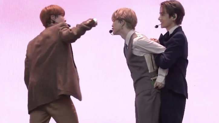 _jinternity_'s tweet photo. ☁️ What happens when you put Jin with the maknae line in one room 

— A thread 🦋 https://t.co/bFOGbBRXpG