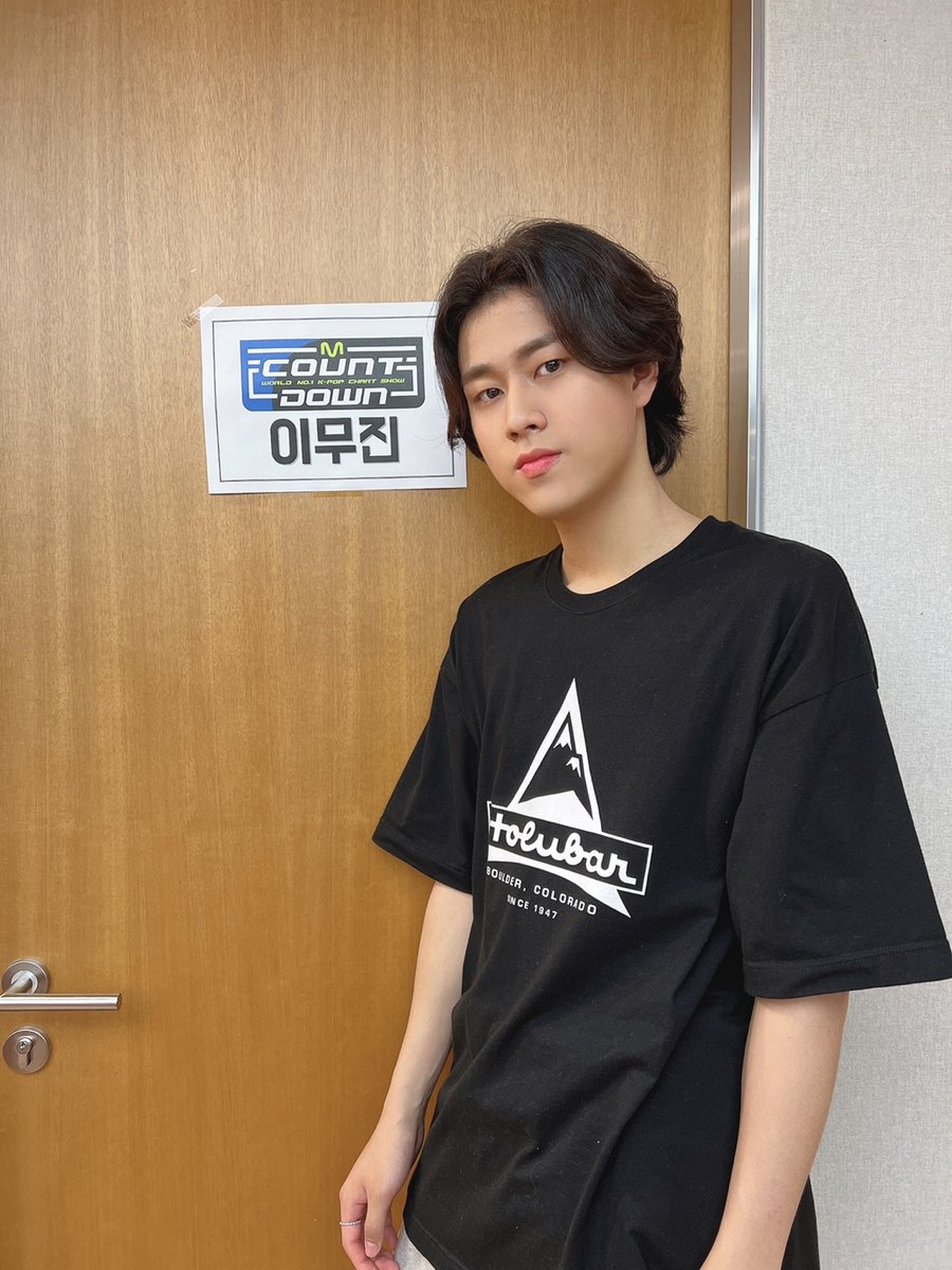 [#이무진] ⏰

잠시 후 6시! Mnet <엠카운트다운>에 이무진이 출연합니다📺
처음으로 선보이는 참고사항 무대 다같이 즐겨요💛

#LEEMUJIN #엠카운트다운 #참고사항
