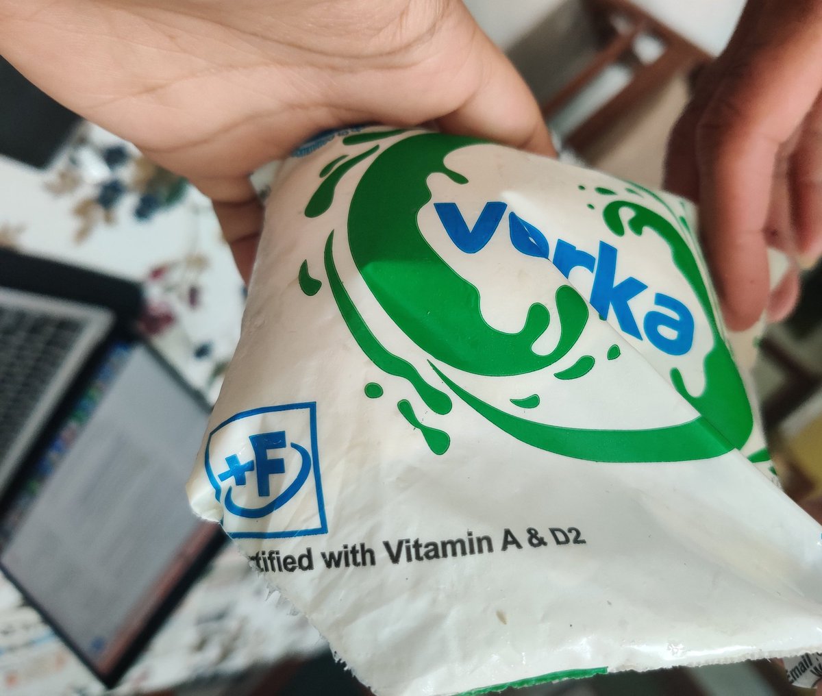 DeepshikhaC_'s tweet photo. Used milk packets being sealed again to sell milk. What is going on @Verka_Coop??? 
@fssaiindia - First Bisleri/Raileneer water bottles, and now this?

@MoHFW_INDIA https://t.co/d3qHM5UsY3