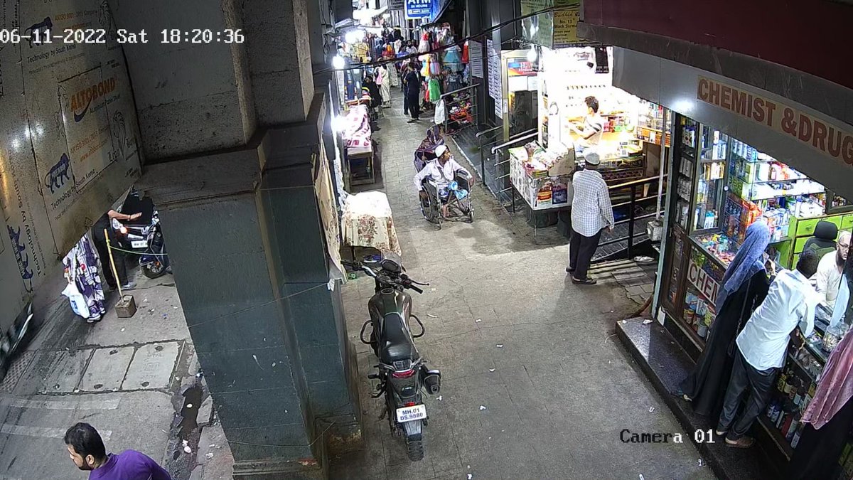 dholkawala13's tweet photo. below is the day to day condition of the footpath below the hospital and outside the main gate of the hospital . @mybmc .it doesn't look like the hospital gate @mybmc @MCGM_BMC @mybmcPHD @TOIMumbai @MumbaiPolice . https://t.co/5psIbKSJOS
