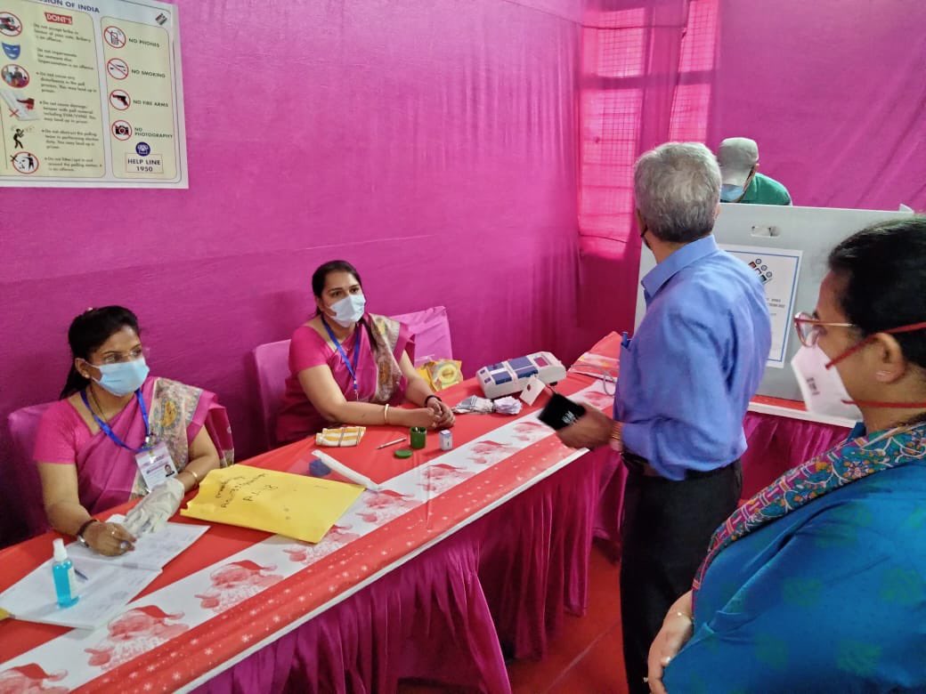 DMNewDelhi's tweet photo. Visit of Pink Polling Booth, DI Khan Bharti Sabha Sr Sec School, Delhi by Dr Ranbir Singh,CEO Delhi and Dr Monica ,DEO New Delhi @ECISVEEP @CeodelhiOffice #byeelection2022 #rajindernagar #Govote #onevotecounts #chalovotekarehum #chalovoterbanehum #NoVoterToBeLeftBehind https://t.co/E0ttSicwaT