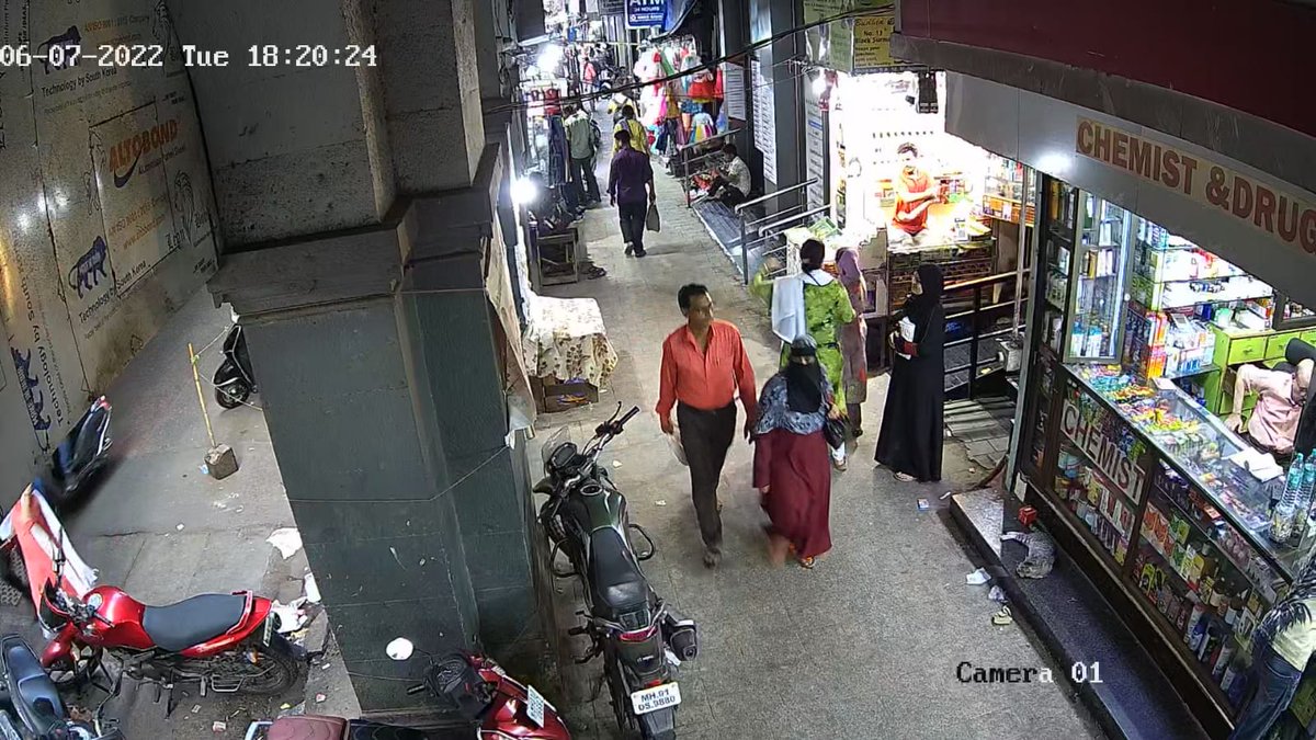 dholkawala13's tweet photo. @mybmc @MCGM_BMC . Have also attached pic of various dates .@TOIIndiaNews @TOIMumbai @MumbaiPolice . In healthcare the surrounding need to be clear and clean but these hawkers and created a nuisance . https://t.co/gbrVaCl2HK