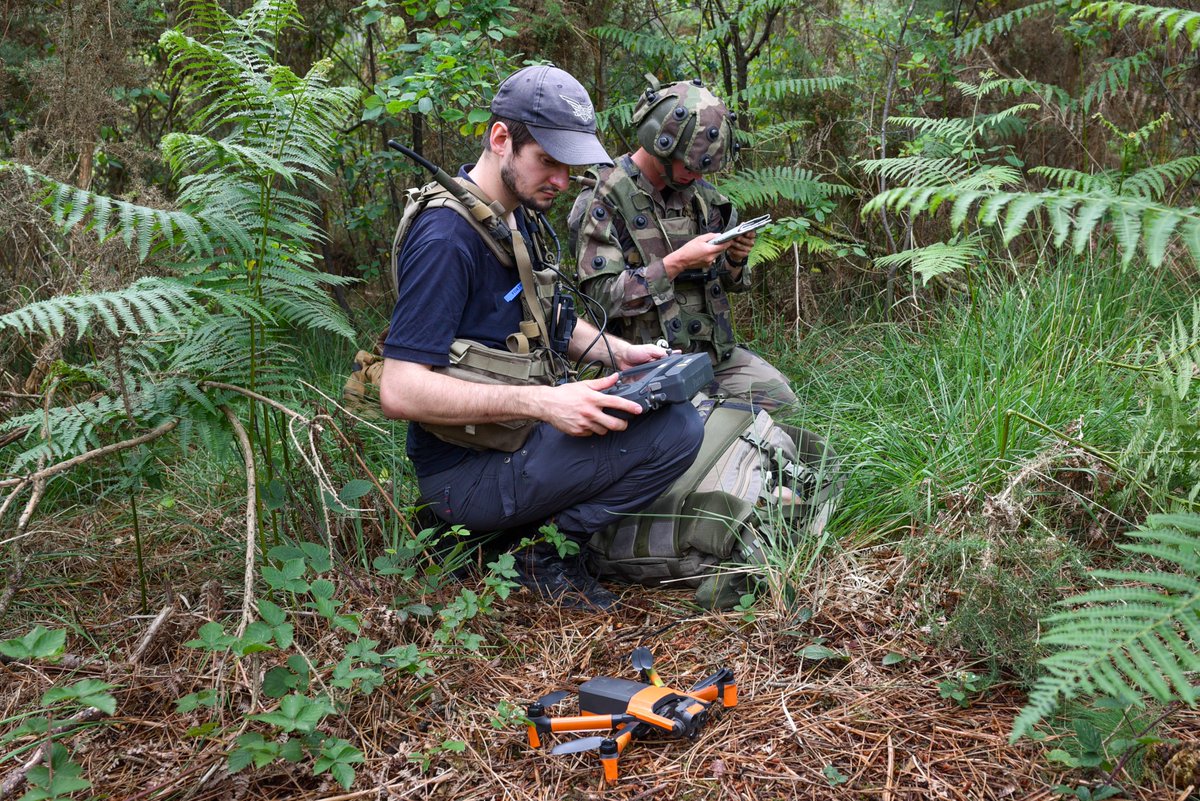 SaintCyrCoet's tweet photo. Merci aux industriels présents : @Parrot (essaim de drones ANAFI AI et ANAFI USA ) et @ElistairTC (drone filaire ORION), @Two_i_ pour la solution d'analyse image à base d'IA, et @SAFRAN pour la solution haut débit pour combattant débarqué.
#CohésionDéfense https://t.co/2viIEpUZ5l