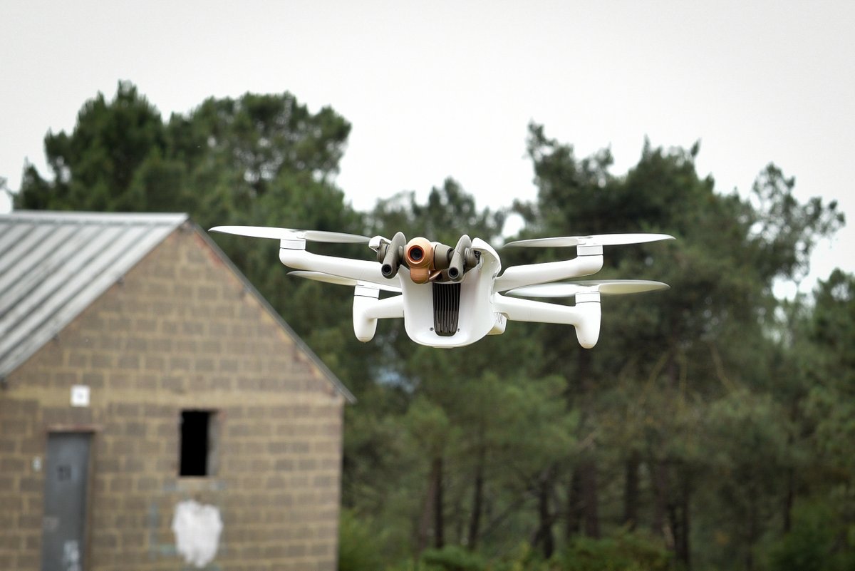 SaintCyrCoet's tweet photo. Merci aux industriels présents : @Parrot (essaim de drones ANAFI AI et ANAFI USA ) et @ElistairTC (drone filaire ORION), @Two_i_ pour la solution d'analyse image à base d'IA, et @SAFRAN pour la solution haut débit pour combattant débarqué.
#CohésionDéfense https://t.co/2viIEpUZ5l