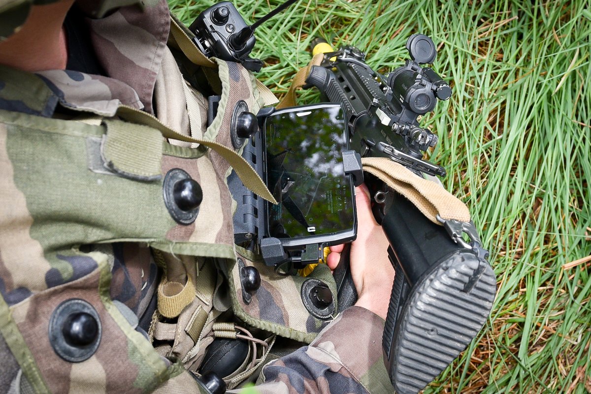 Merci aux industriels présents : <a href="/Parrot/">Parrot official</a> (essaim de drones ANAFI AI et ANAFI USA ) et <a href="/ElistairTC/">Elistair</a> (drone filaire ORION), @Two_i_ pour la solution d'analyse image à base d'IA, et <a href="/SAFRAN/">Safran</a> pour la solution haut débit pour combattant débarqué.
#CohésionDéfense