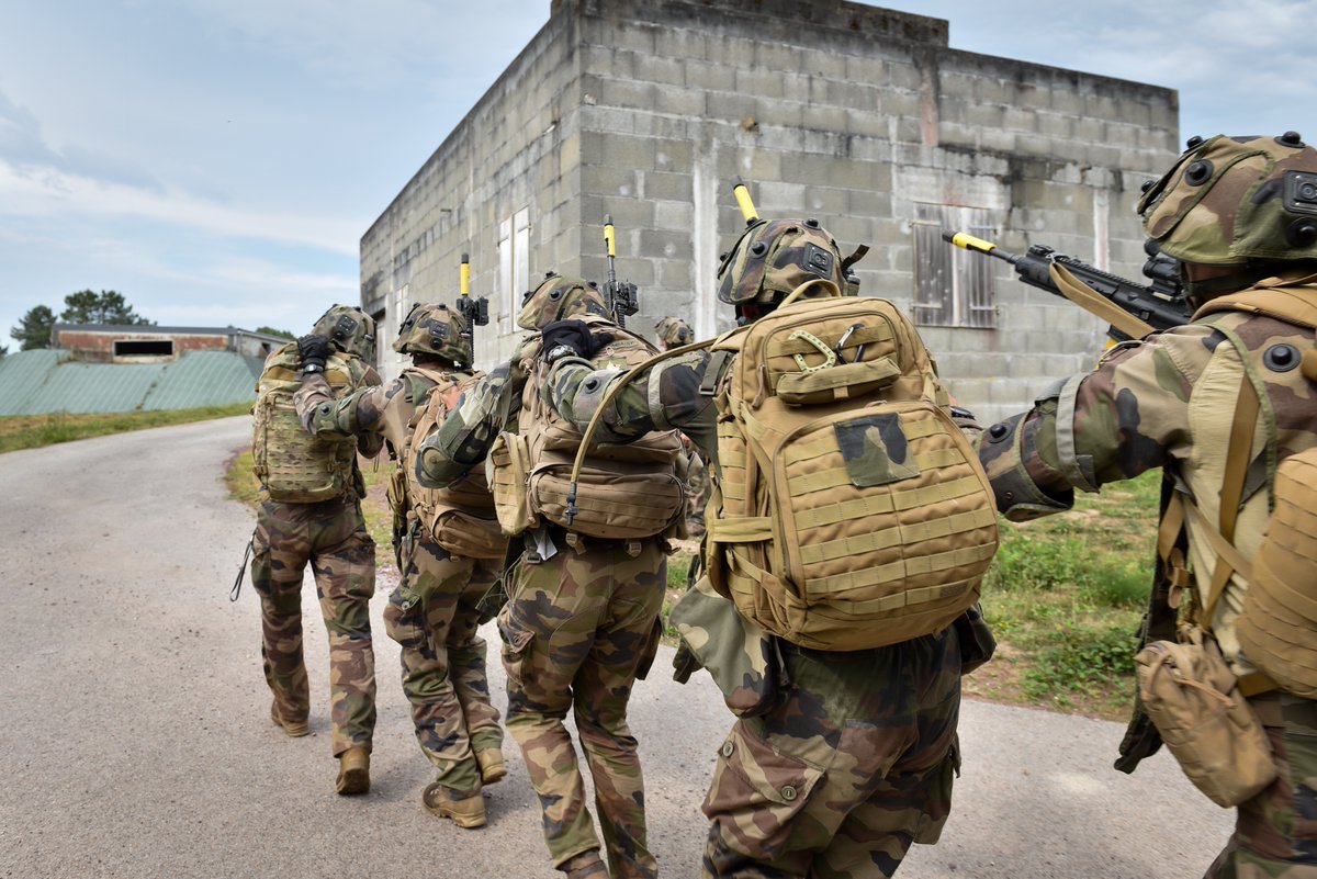 [DRONE]
Observation, attaque en essaim, manœuvre de déception, drone suicide... #NosJeunesOps de l'EMIA et le Centre de recherche de Coëtquidan ont réalisé deux jours de recherche appliquée sur des phases offensives ou défensives. Neuf drones engagés simultanément !
#CapaciTERRE