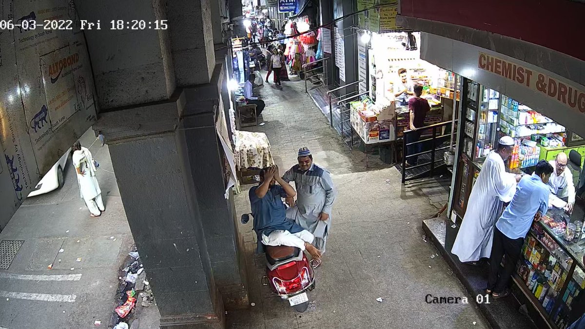 dholkawala13's tweet photo. @mybmc @MCGM_BMC @DGPMaharashtra @MumbaiPolice . In these condition patient also face a problem  to commute to our hospital .REQUIRES A PERMANENT SOLUTION FOR THE HAWKERS .@TOIIndiaNews @ABPNews @ZeeNews @ANI https://t.co/DbyjdWLmnT