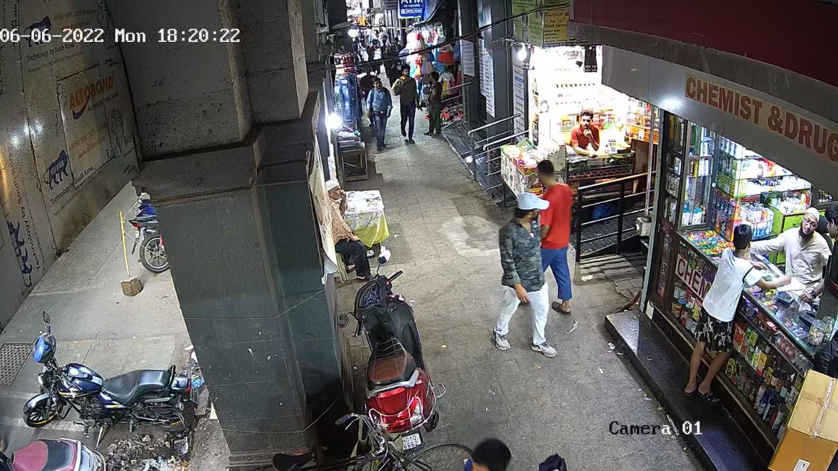 dholkawala13's tweet photo. @mybmc @MCGM_BMC @DGPMaharashtra @MumbaiPolice . In these condition patient also face a problem  to commute to our hospital .REQUIRES A PERMANENT SOLUTION FOR THE HAWKERS .@TOIIndiaNews @ABPNews @ZeeNews @ANI https://t.co/DbyjdWLmnT