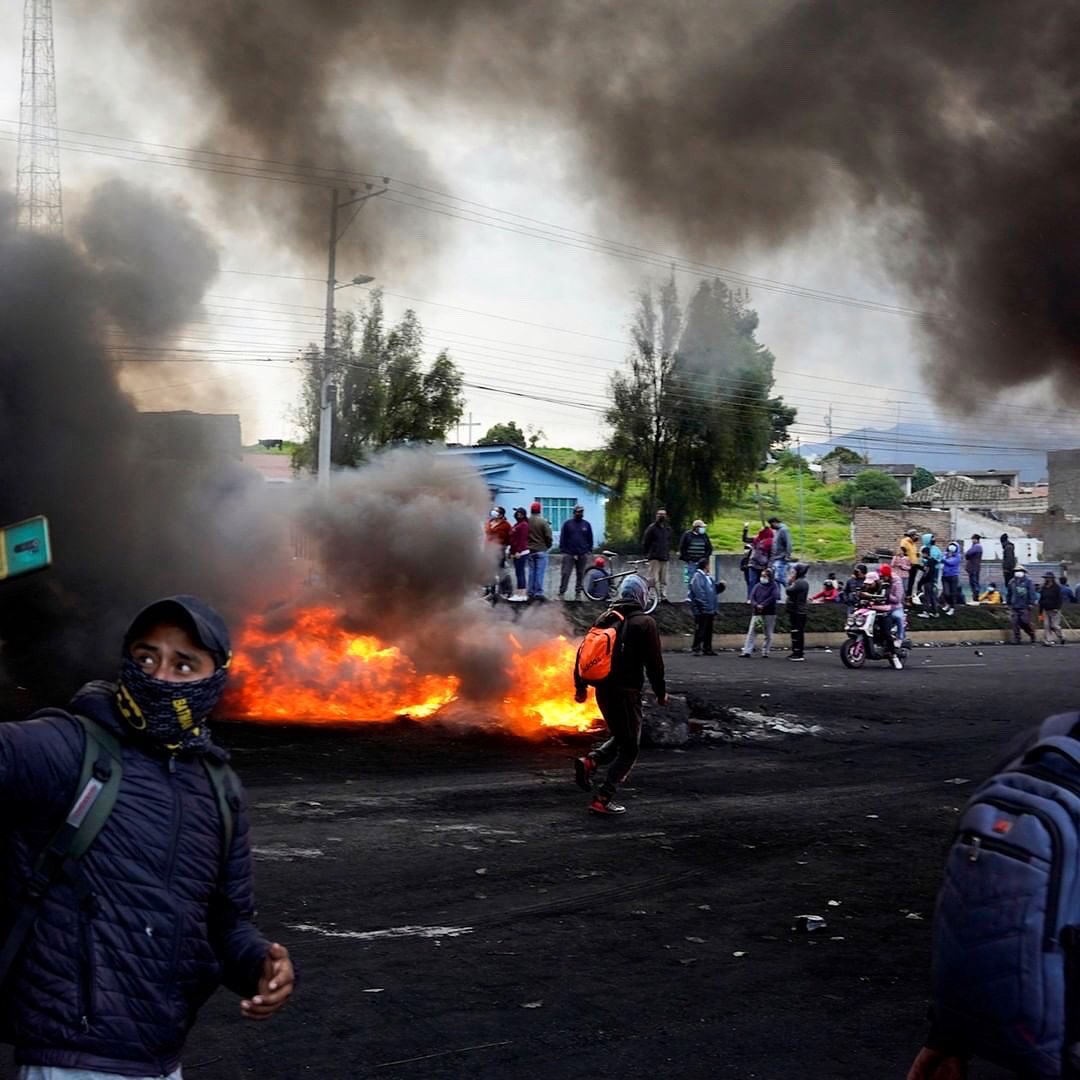 lotusnewstr's tweet image. #Ekvador'da pazartesi günü protestolar patlak verdi. Ekvador Yerli Uluslar Konfederasyonu'nun (CONAIE) koordine ettiği ve öğrenci grupları ile sendikaların da eşlik ettiği gösteriler, akaryakıt fiyatlarında yapılması planlanan artışa bir direniş olarak ortaya çıktı.

#LotusNews