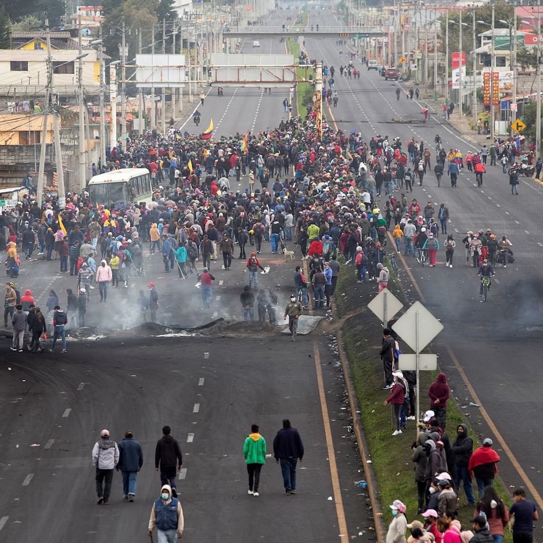 lotusnewstr's tweet image. #Ekvador'da pazartesi günü protestolar patlak verdi. Ekvador Yerli Uluslar Konfederasyonu'nun (CONAIE) koordine ettiği ve öğrenci grupları ile sendikaların da eşlik ettiği gösteriler, akaryakıt fiyatlarında yapılması planlanan artışa bir direniş olarak ortaya çıktı.

#LotusNews