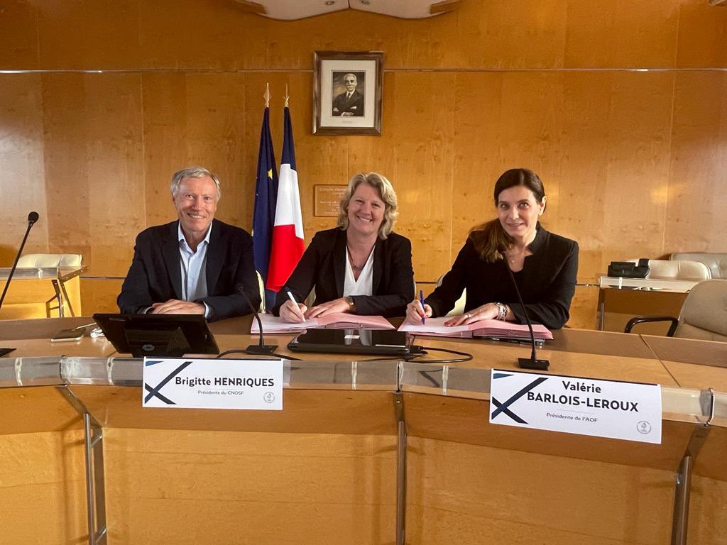 Très heureuse de la signature d’une convention de coopération entre le #CNOSF et l’Association des Olympiens Français. Merci à sa présidente, <a href="/VBarlois/">Valerie BARLOIS LEROUX - OLY</a>, et à René Metz, vice-pdt délégué/trésorier, pour ces belles perspectives : #Paris2024, reconversº, promotº de l’Olympisme...