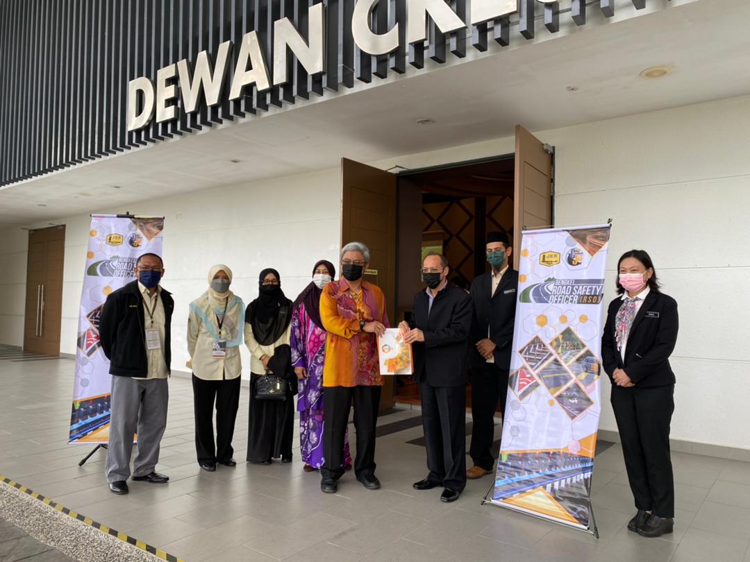 Terima kasih @BAPKJ <a href="/BKF_CJ/">Bahagian Kejuruteraan Forensik (BKF), Caw. Jalan</a> kerana menjemput Majlis Perasmian Bengkel Road Safety Officer (RSO) di CREaTE. Bertujuan melatih &amp; membudayakan keselamatan jalan. Seramai 83 peserta telah hadir drpd JKR Ibupejabat, Negeri dan Daerah telah hadir <a href="/CawJalanJKR/">Cawangan Jalan JKR Malaysia</a>