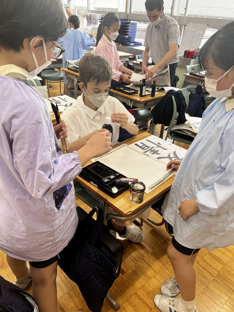 Y6 are having a great time on their exchange with Showa Elementary school practising their calligraphy skills with the resident experts!