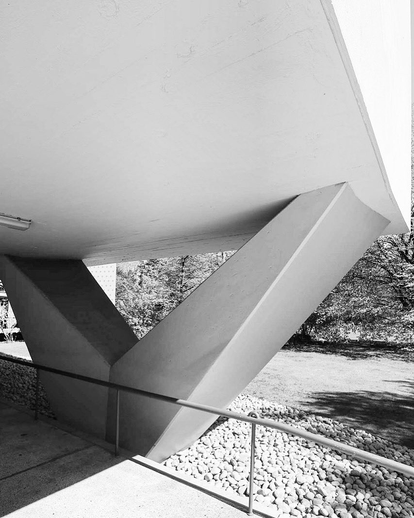 thelinkberlin's tweet photo. #JuevesDeArquitectura Oscar-Niemeyer-Haus, 1957, Berlin-Hansaviertel. © Jan Dimog. 

Im #Hansaviertel ab Sep. 22: unsere (Architektur)Ausstellung #LebenimDenkmal mit der Fotokünstlerin Bettina Cohnen.

#heritage #welterbe #TriennalederModerne #Interbau #IBA57 #PostwarModernism https://t.co/cgRYAjzmNr