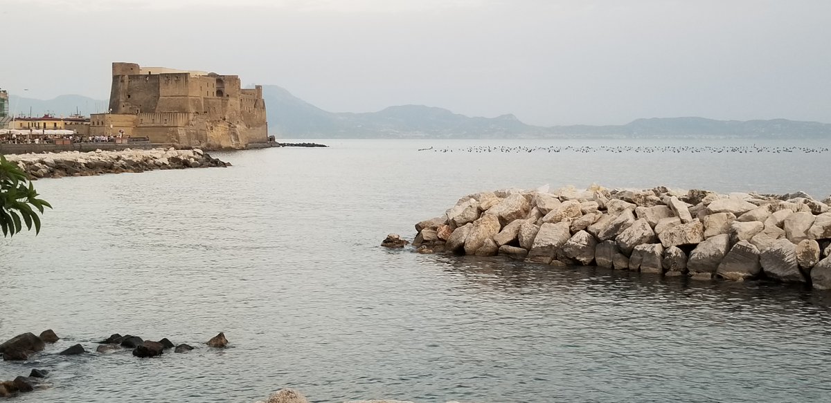 ナポリサンタルチア地区の海岸通り。海に突き出た卵城を眺めながら、夕暮れ時に歩行者天国の海岸通りを散歩。その後はピッツェリアでの夕食。ピッツェリアでの前菜は、決まってフライの盛り合わせです。食べたくなる、行きたくなるイタリア情報のニュースレターのご購読は info@il-centro.net へ
