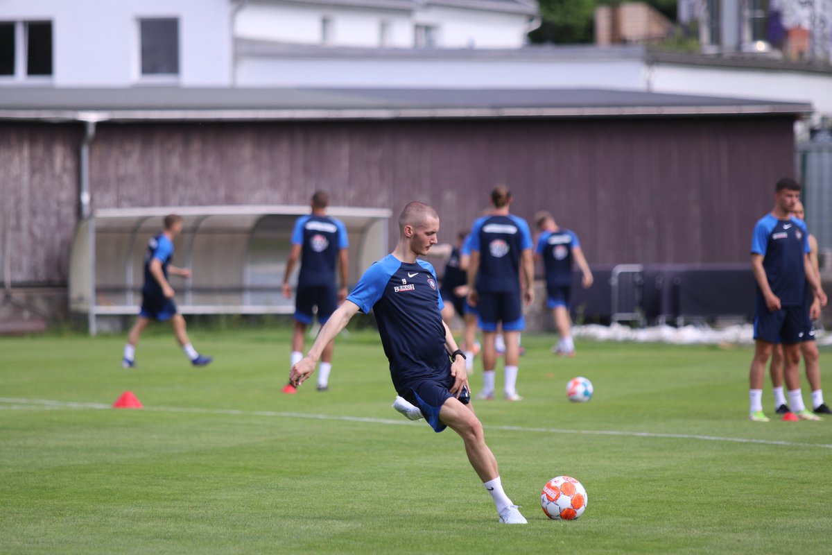 FCErzgebirgeAue's tweet photo. 𝐎𝐦𝐚𝐫 𝐒𝐢𝐣𝐚𝐫𝐢𝐜 ist wieder auf dem Trainingsplatz. 💜 Er trainiert momentan noch individuell mit Athletiktrainer 𝐌𝐢𝐜𝐡𝐚𝐞𝐥 𝐆𝐞𝐡𝐫𝐞𝐭. ⚒️ Auch der Ball ist bei den Trainingseinheiten schon wieder mit dabei 💪 #Kumpelverein #Aue https://t.co/ULzSfk3tM4