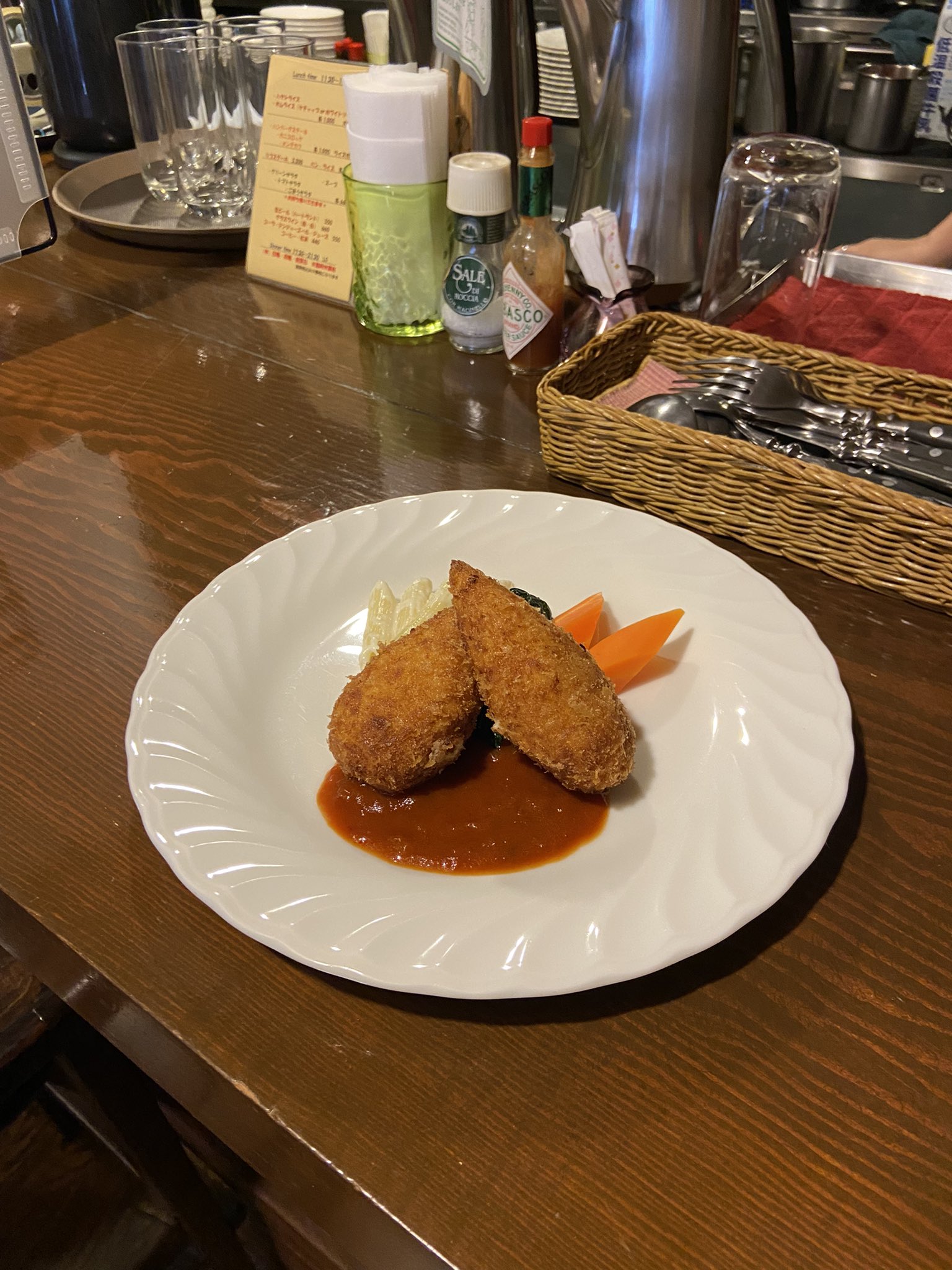 早川 侑 昨日は洋食を食べてから和菓子をキメて 昆虫採集へ出かけました 西麻布 溜池山王 赤坂 T Co Pwnhcz4fcd Twitter
