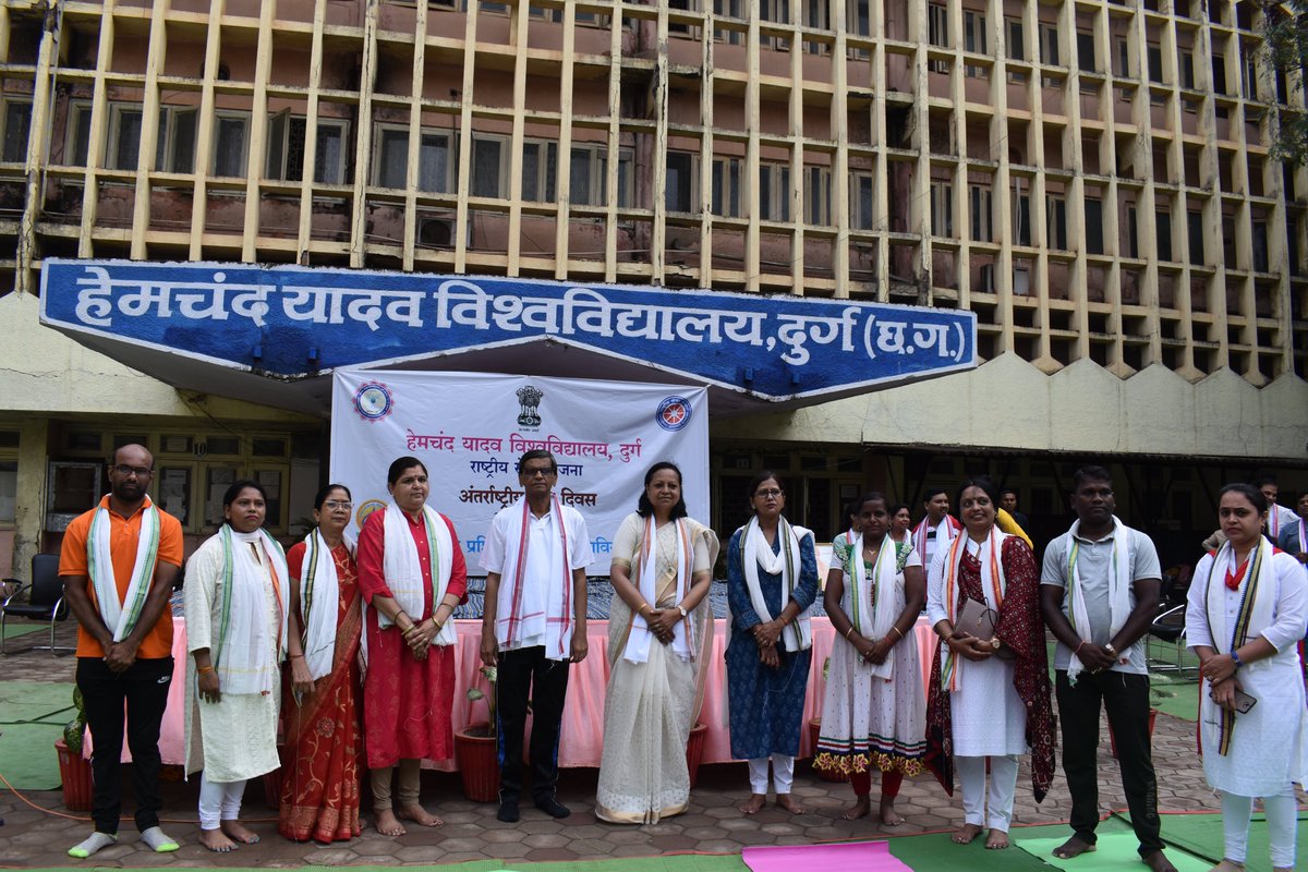 nsshcyuCG's tweet photo. 21 जून, 2022 को अंतर्राष्ट्रीय योग दिवस के अवसर पर हेमचंद यादव विश्वविद्यालय, दुर्ग परिसर में ’’योग प्रशिक्षण व चिंतन शिविर’’ का आयोजन किया गया। जिसमें विभिन्न महाविद्यालयों के 200 से अधिक स्वयंसेवकों के साथ कार्यक्रम अधिकारियों एवं विश्वविद्यालय के समस्त अधिकारीगण उपस्थित रहे। https://t.co/aBpiRFCp5d