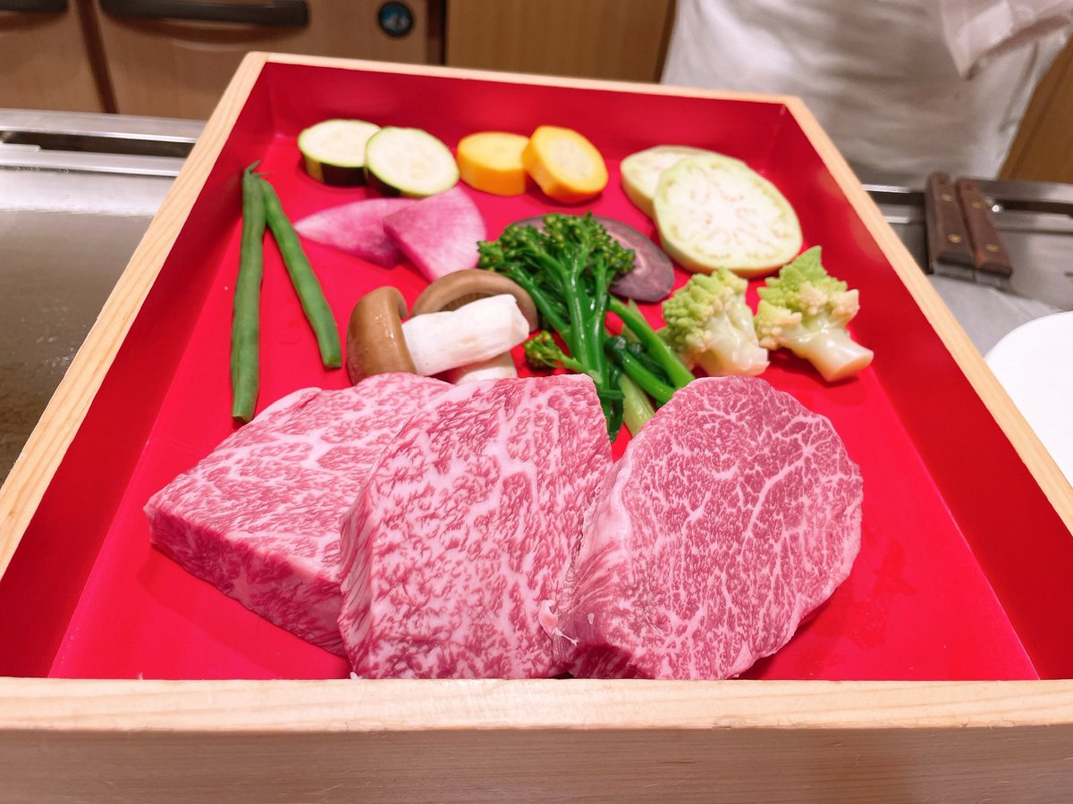 ginza_shiroya's tweet photo. <���選 「北さつま牛｣ A5サーロインA5���レ>
黒毛和牛の甘い脂が口の中に広がる　最強味
#鉄板焼きディナー
#鉄板焼きランチ
#しろや銀座亭
#銀座ステーキ
#銀座グルメ
#ワインが豊富なお店
#記念日
#バースデーディナー
#北さつま牛ステーキ
#フィレステーキ
#サーロイン
#活け鮑
#国産活け伊勢海老 https://t.co/DGxeFbYgcn
