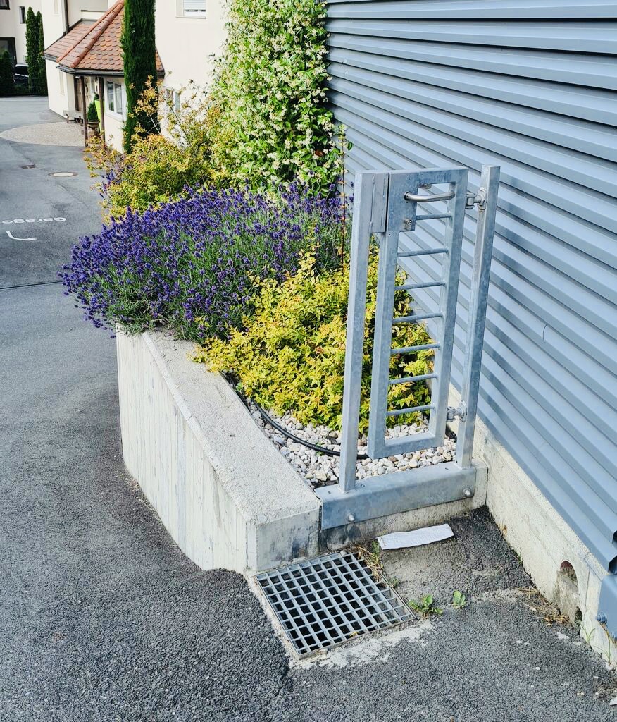 Gut, dass die Tür abschließbar ist. Sonst könnte ja jeder in den Garten.