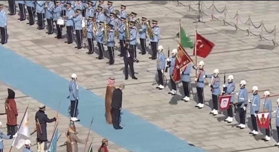اعلام تركي:
ولي العهد السعودي محمد بن سلمان لم ينحني لحرس الجيش التركي ولا لعلم 🇹🇷⁩ خلال مراسم الاستقبال وهو بروتوكول رسمي يفعله جميع الرؤساء والضيوف.

العرب خلقهم الله أعزه لا ينحنون الا لخالقهم
كما أن جيناتهم العربية غير قابله للعبودية أو الاستعمار والإنحناء والركوع لله فقط