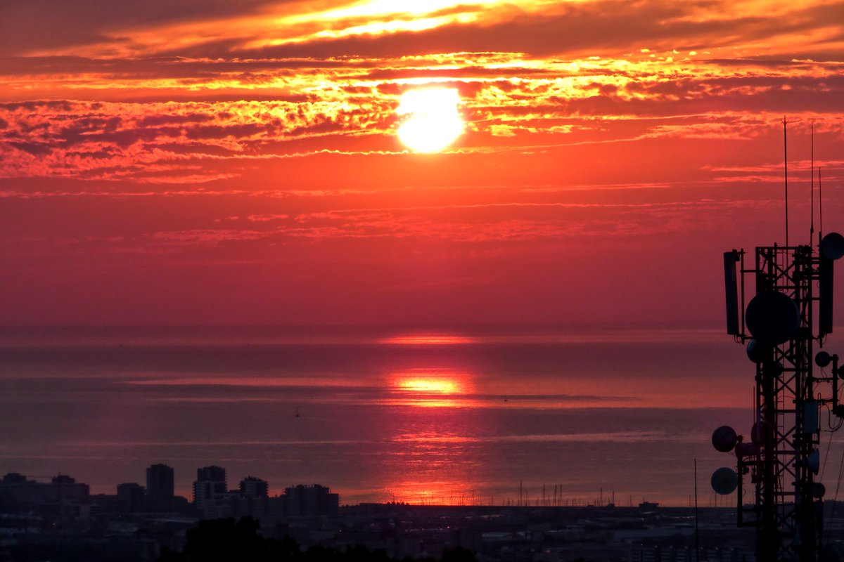 vmrevuelta's tweet photo. Ets el motiu pel qual em fas sentir més viu... ❤️

Molt bon dia colla tuitera!!
Que sigui un dijous de bones vibracions i de molta coca de Sant Joan... Som-hi!! ☀️🌷🌸😃😘😘 

📸 Sortida de sol Bunkers del Carmel (bcn) https://t.co/hTYwlwpyLv
