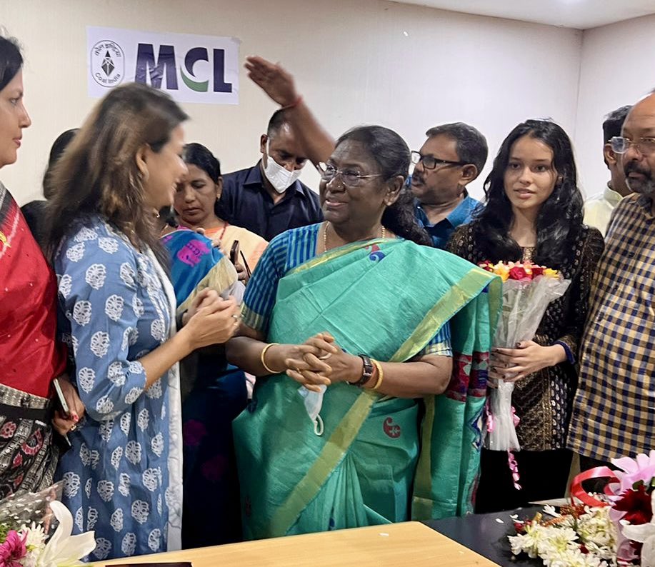 pinkyp_actor's tweet photo. सदा आभार 🙏
It was a priceless moment❤️meeting the most humble character I ve ever met in my entire life.. our next to be #PresidentOfIndia ,the biggest democracy of the world 🇮🇳 Smt. #DroupadiMurmu didi 🙏💐
#presidentialelection2022 #FirstOdia #Odisha https://t.co/bkuYCuacMg