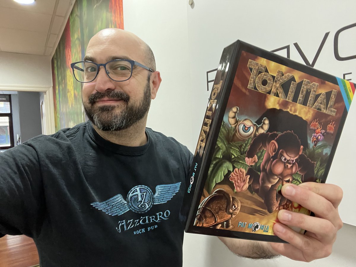 Jon_Cortazar's tweet photo. ¡Me llegó ayer pero no lo pude ver hasta ahora! No me queda otra que felicitar a @PatMorita por la tremenda calidad de la Edición Limitada de su genial #TokiMal. ¡Sigamos apoyando los desarrollos para plataformas vintage para poder seguir viviendo el sueño! ✨🥰 https://t.co/kfvnn4E8Cl