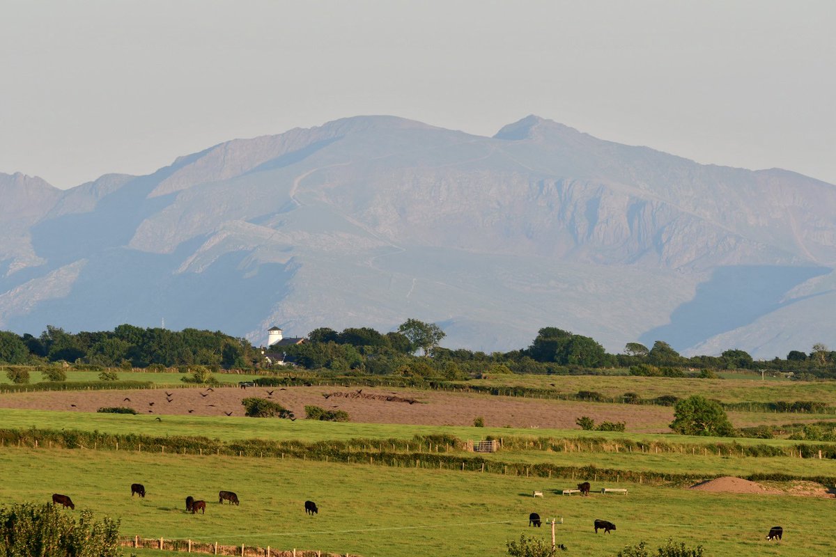 Spectacular views of Snowdon from almost 20miles away and The Old Mill of Capel Coch @Ruth_ITV @S4Ctywydd @ChrisPage90 @manalilukha @SophiaWeather #snowdonia #mjsphotography