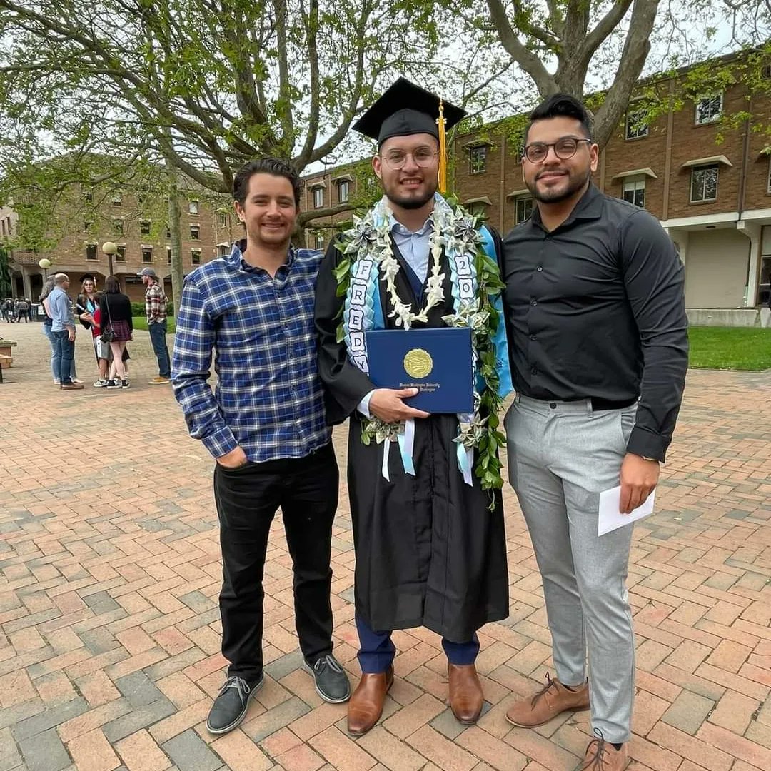 Tzenki1's tweet photo. Also... I graduated 2 weeks ago. Surrounded by family and some good friends. https://t.co/gCSQQc0Haq