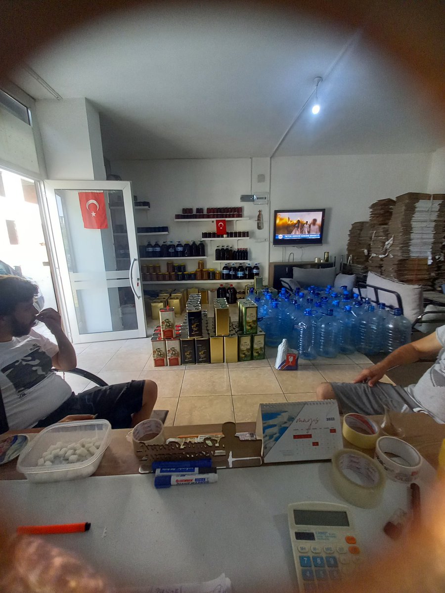 4 adet taş baskı zeytinyağı 1500₺ 
4 adet soğuk sıkım zeytinyağı 1200₺
4 adet natürel sızma zeytinyağı 1000₺
Kargo ücretsiz. 
10 adet ve üzeri alımlarda 5 kilo siyah gemlik zeytini hediyesi...
05327433110
#edrorganik 
Elden ele yayalım lütfen 
Siparişlerinizi bekliyorum