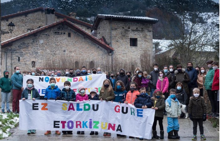 [Artikuloa] DN SIEMPRE DA LAS NOTICIAS DEL LADO DE LA PATRONAL Y NINGUNEA A LAS PLATAFORMAS CIUDADANAS

Vocero de diferentes patronales que quieren hacer de Nafarroa un gran parque de negocio de energía eólica, ningunea a plataformas como Haize Berriak

diablodenavarra.eus/diario-de-nava…