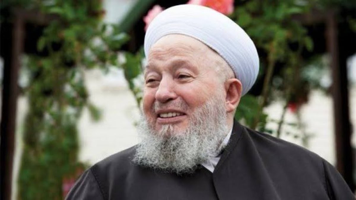 Hüzün ummanı
İmamenin koptuğu,tesbihin dağıldığı gurbet çağında dinin ete-kemiğe büründüğü sünneti yaşatmaya ömrünü adayan,İslâm tarihinin son büyük Muhyi's-Sünne'si #MahmudEfendiHazretleri Mevlâsına kavuştu
Rabbim!
Onu bihakkın mümin bilirdik, sevenleriyle cennetinde buluştur...