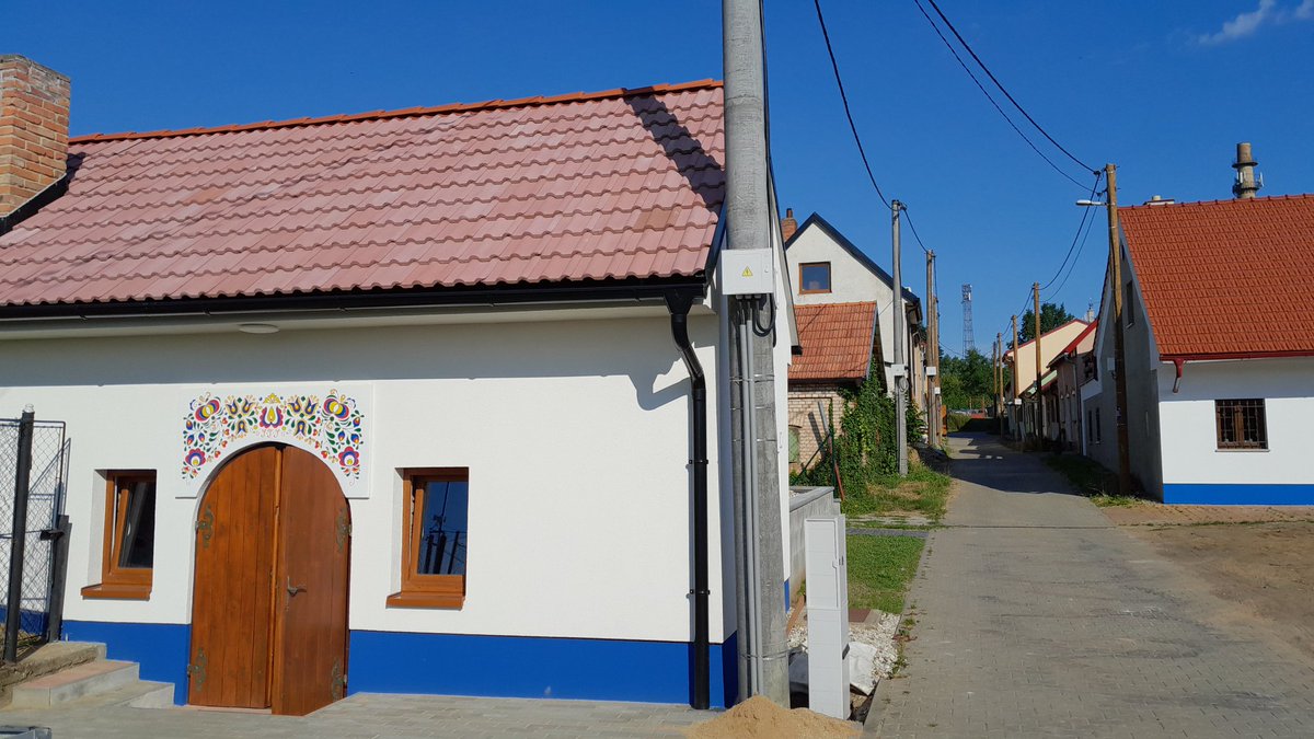 janmrkvicka's tweet photo. Tady dneska bydlím. Byl jsem tu před rokem, ze sklípku zbyly jen zdi. Teď jsem tu první host po tornádu. Lidi to tady neuvěřitelně zvládli i s vaší/naší @CLOVEKVTISNI pomocí. Jestli nevíte, kam na víkend, ubytujte se ve sklípku v #luzice, #mikulcice, #moravskanovaves, #hrusky https://t.co/w45ZPT1036