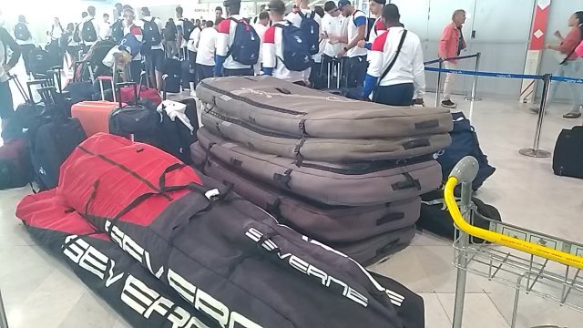 #FRASailing C’est ce matin que la délégation Française (309 sportifs 🇫🇷 dont 8 voiles ⛵️) décollent de CDG pour Oran 🇩🇿. Ils semblent que nos planchistes aient un peu de matériel…