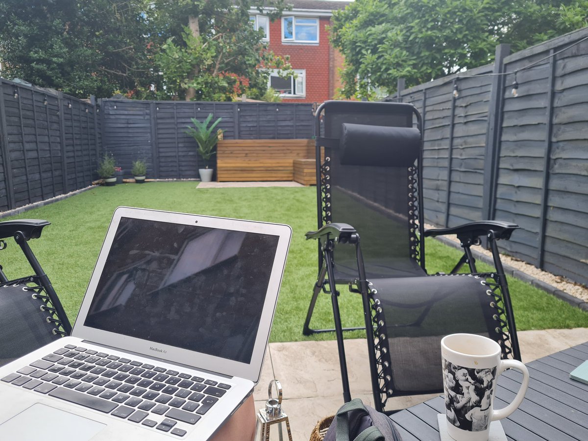 I have decided to take my office to the garden this morning and it's glorious! 🌞