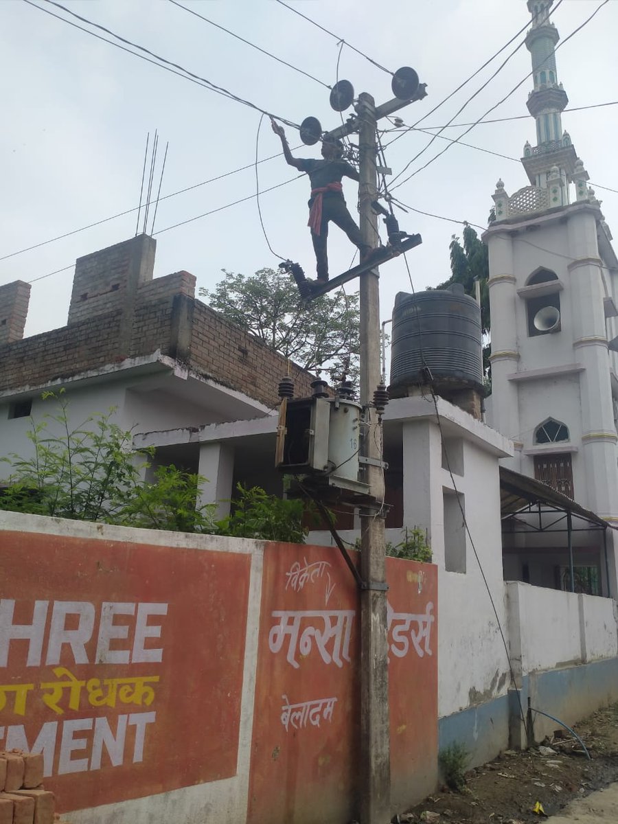 MdShaifer's tweet photo. 2 din se Transformers kharab JE patepur vaishali district ko call karke pareshan hai koi sunwai nahi ajj banane aya to pata chala ki Transformers hi kharab hogaya hai app se help ki zarurat hai ward no 07 &amp; 08 beladam patepur vaishali.
@sanjeev_hans97 
@dm_vaishali 
@NitishKumar https://t.co/4niNqJIOTi